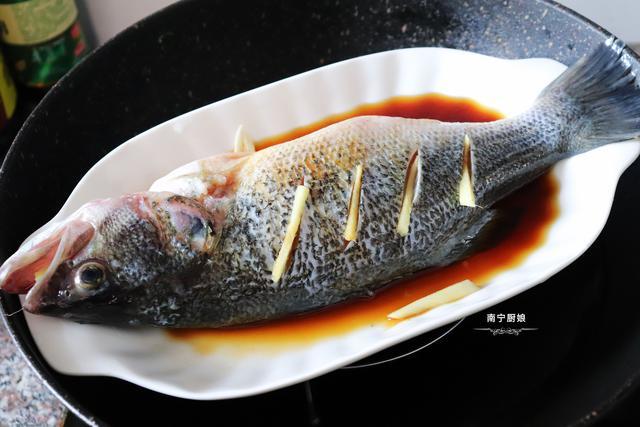 蒸鱼时冷水上锅还是热水教你正确做法鱼肉鲜嫩可口还没腥味