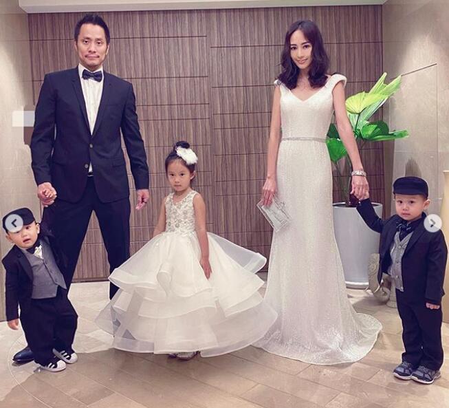 台湾第一千金关颖罕见晒全家福,4年生3胎的她身材纤细少女感十足