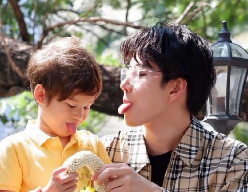 不过他已经有了一个儿子,今年已经5岁了,小咖啡是mike和前女友的孩子