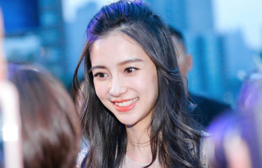 隔空走红毯，活动“云出席”？Angelababy再陷“抠图”风波！_腾讯新闻
