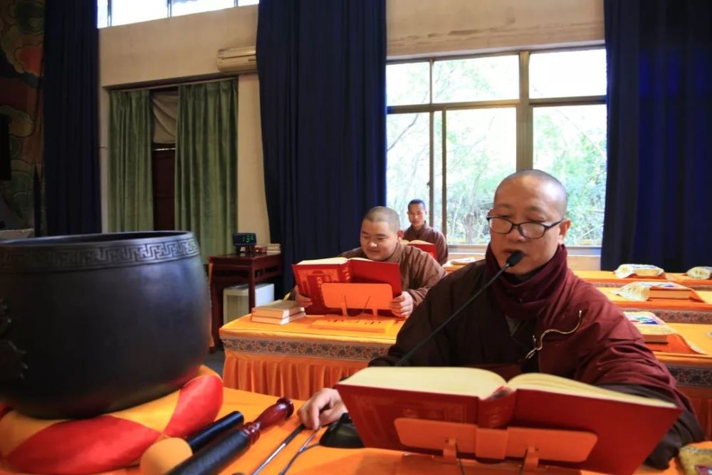 我师父常常跟我讲起,过去有一位法师拜《法华经》,一字一拜,"南无妙法