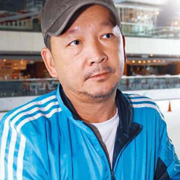 65岁廖启智近照路边吃盒饭显落寞幼子5岁病逝长子相当女人