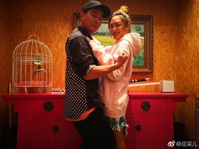 陈小春官宣应采儿怀二胎,他们凭什么是娱乐圈