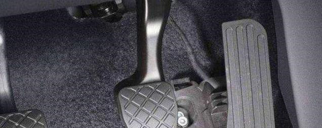 手动挡起步时油门有点不知轻重有时一脚踩到3000转以上怎么办