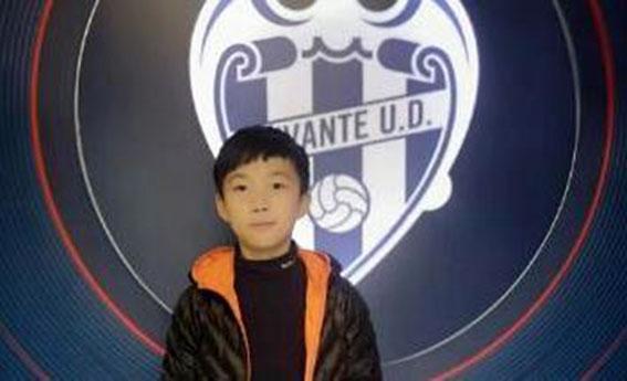 成都9岁少年成首位留洋西甲小球员,30万经费竟