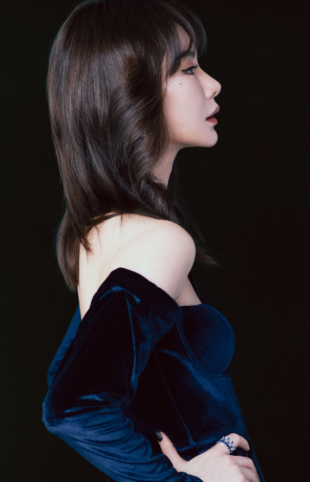 人气女星戚薇,时尚靓丽的穿搭,尽显女神高雅的气质