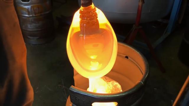 为了解开这个谜题,有外国网友还亲自做了个实验来证明一下,把搅拌好的