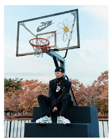 权志龙画菊花的时候,为什么只拍上半身看了全身照之后,原谅我笑出声