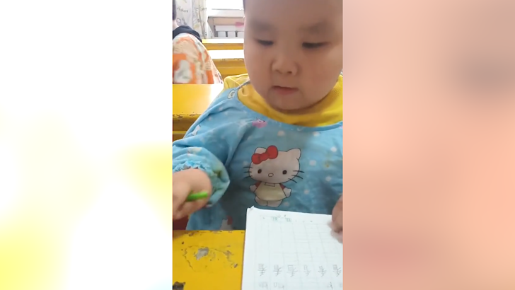 三岁半的宝宝,已经开始学习写字了,一笔