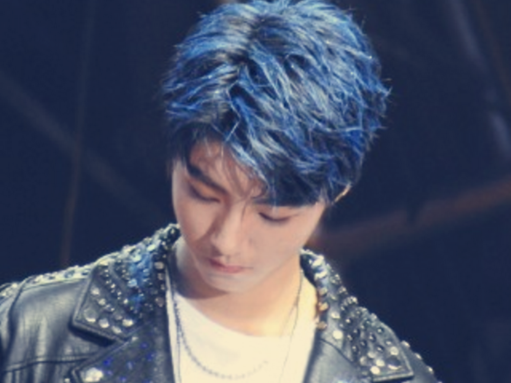 本以为王俊凯蓝色发系够好看了,直到看见他白色发系,才懂啥是神颜