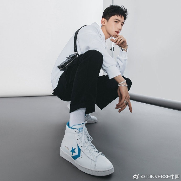 代言人,与消息同步发布的还有双方拍摄的匡威全新蓝白pro leather篮球