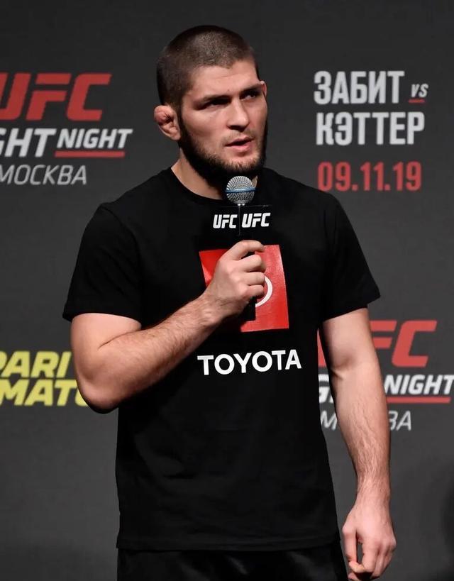 小鹰与夜魔的大战,究竟谁能更胜一筹呢?拳迷们众说纷纭!