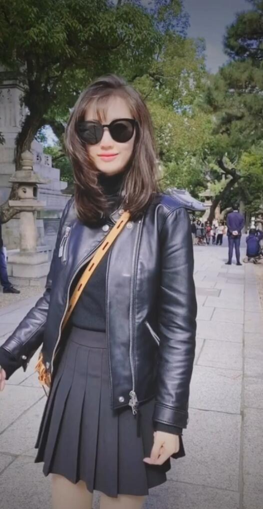 不过值得注意的就是马蓉这一次晒出的照片都是摆拍,对镜甜笑,完全就是