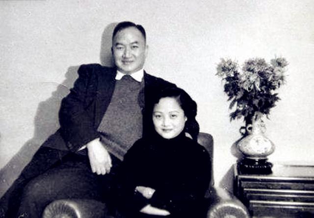 母亲周璇总是隔着门跟他哭喊,说儿子快点长大,要帮妈妈,这也导致周伟