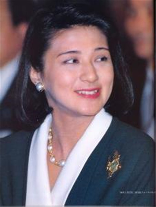 她是拒绝嫁入日本皇室的平民 日本天皇却非她不娶 如今怎样了 腾讯新闻