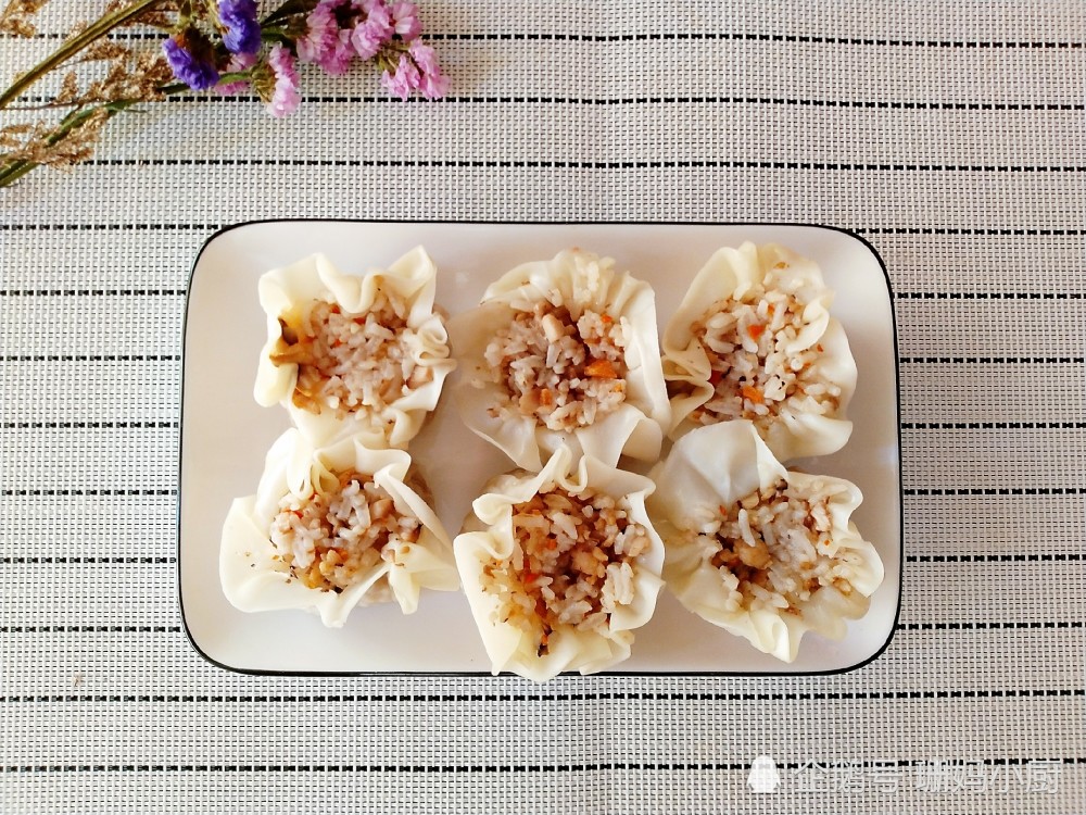 教你妙用餃子皮,做成香菇米飯糰子,做出來造型可愛,又香又糯,小孩愛吃