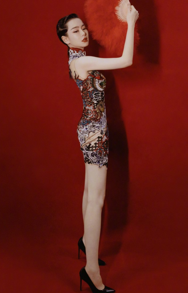 戚薇是第一个把旗袍穿成塑形衣的人,这魔鬼身材,无人能敌吧?