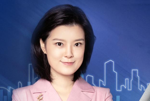 邹韵太稳了全英文主持节目抢走身旁鲁健的风头