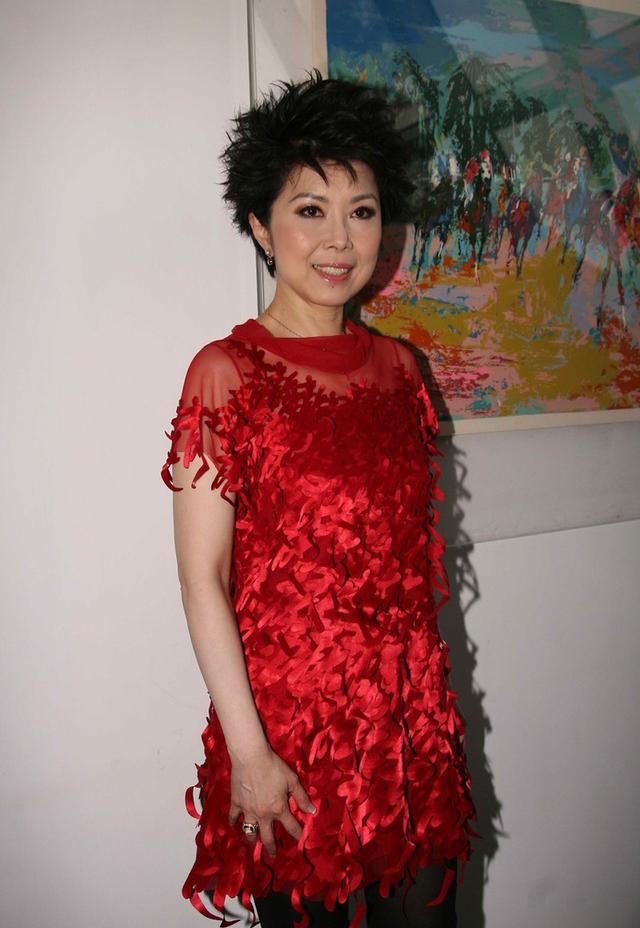 61岁关菊英公园散步健步如飞气色红润,闭口不提前夫黎小田态度微妙