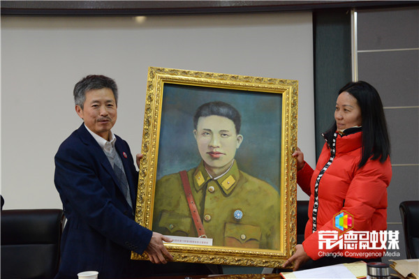 常德会战研究会会长钟云鹏(左)代表常德会战研究会向常德博物馆捐赠