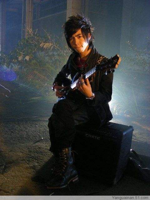 他是《终极一家》里的achord,《够爱》的作词人