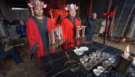 加上湘西苗族分布众多,神乎其神的苗医也为赶尸这一传说添色不少.