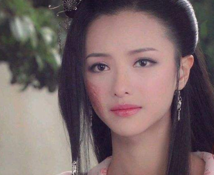 她是《活佛济公》中的仇天鹅,如今穿上军装,美到窒息