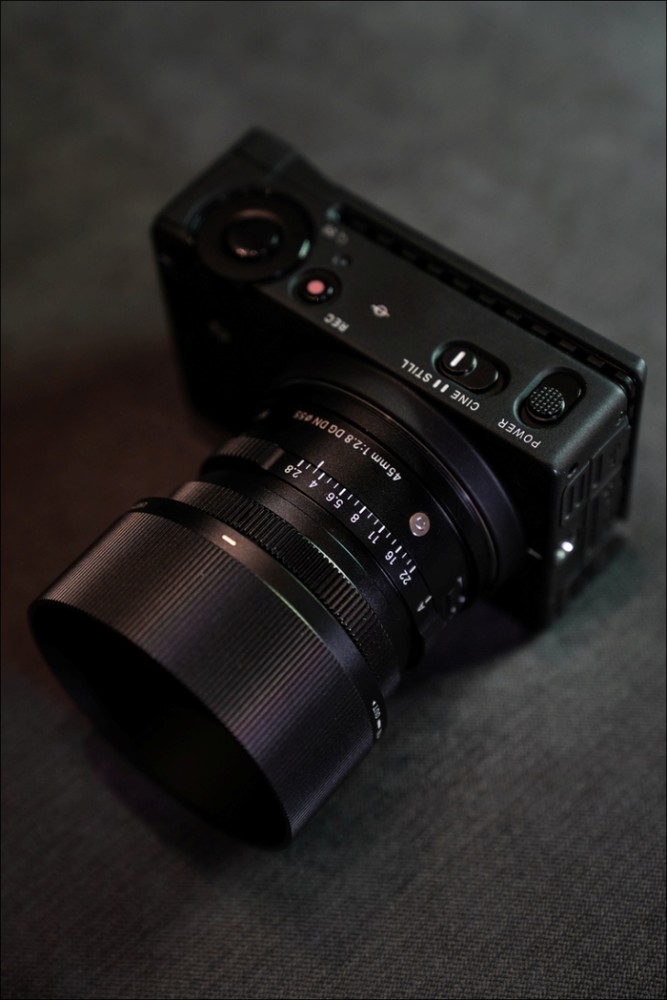 虽然适马自己拥有foveon图像传感器,但适马fp相机还是采用了相对传统