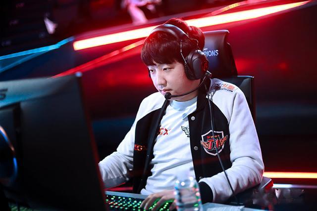 前skt上单khan现身fpx俱乐部原因让人哭笑不得