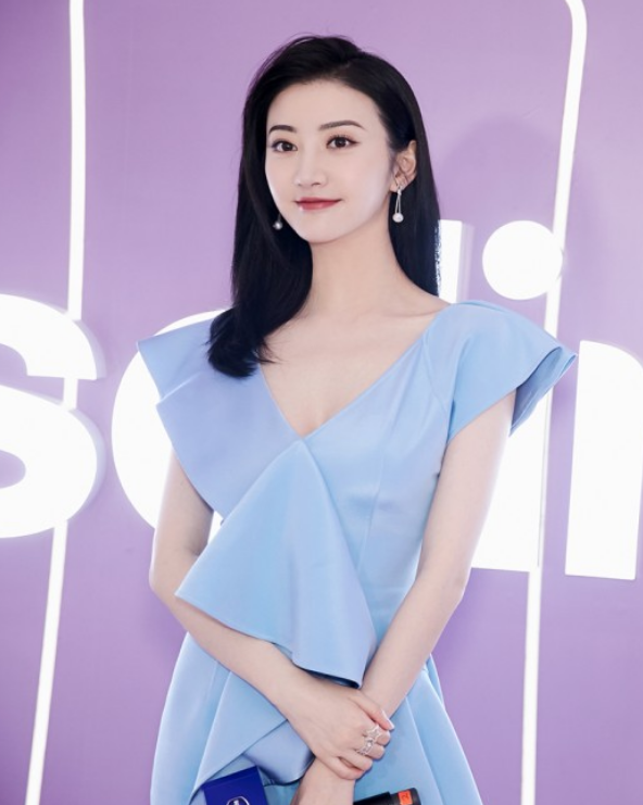 魅力女星景甜,淡蓝色长裙优雅活动照,容貌精致气质清纯