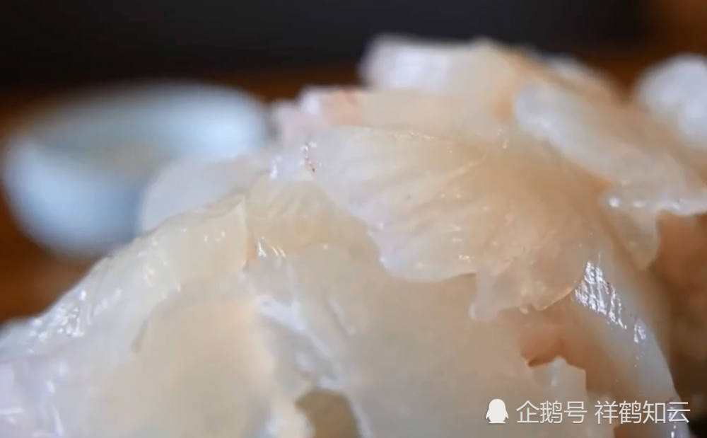 上一秒还活蹦乱跳的龙虾 不一会就被做成刺身 看着真好吃 腾讯新闻