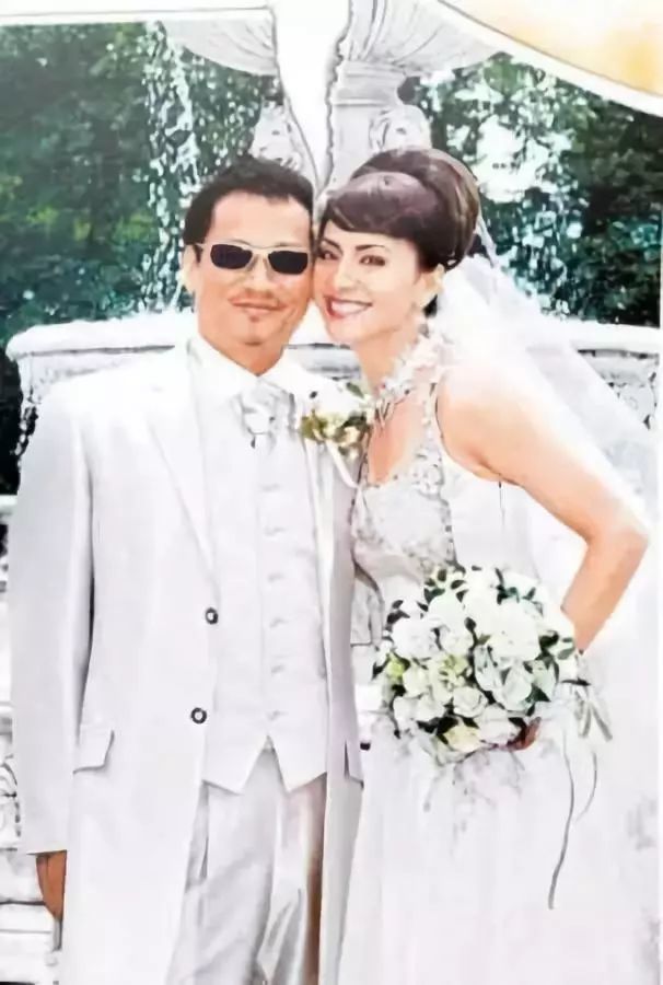 第三段感情是和内地小13岁的演员李雨泽隐婚.