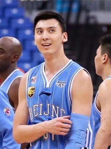 令人暖心的举动:北京男篮即将退役吉喆的51号球衣