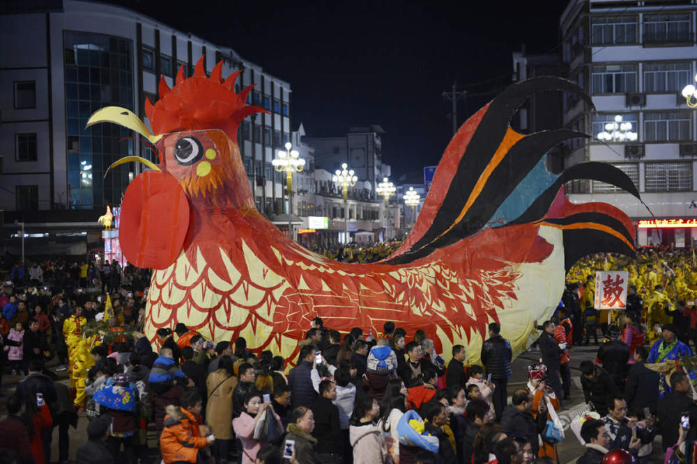 贵州施秉举行新春灯会 108米巨龙"遨游"