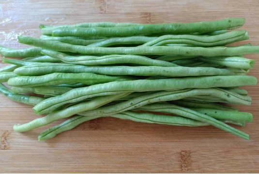 四季豆这样切炒的时间短,吃起来入味又下饭,一个人也吃得很香