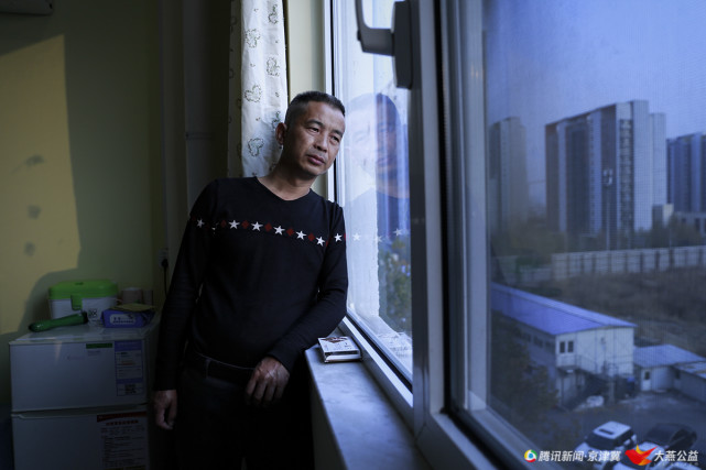 病房内,杨东良正在安抚因为化疗反应难受得哭闹不止的儿子,这个曾经