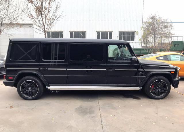 外观方面,奔驰g63加长版在造型设计上与最新款的g63以及g500并没有太