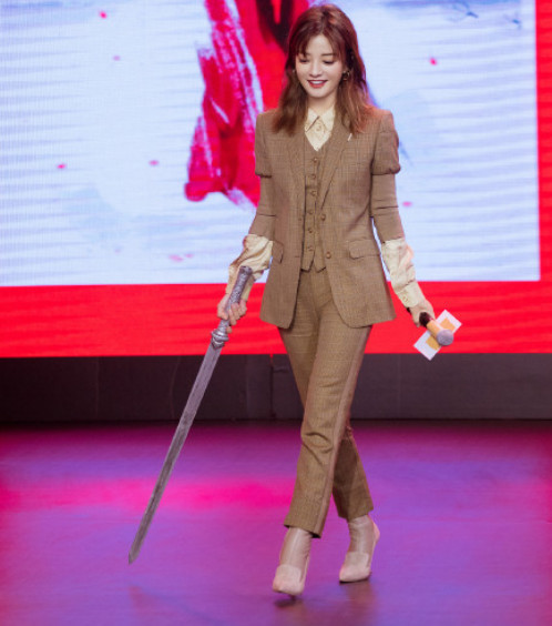 赵薇挺孕肚现身医院怀二胎了?近况曝光力破谣