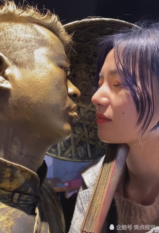 在河南郑州街头,铜人艺术表演者"宝哥",面对街头的各种诱惑和看客,眼