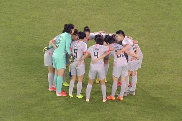 孫雯觀戰!中國女足0-0悶平韓國,王霜受傷下場,賈秀全一臉無奈