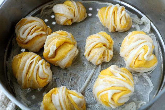 老式面食玩出新花样,不用酵母的双色碱面南瓜花卷,健康又好吃