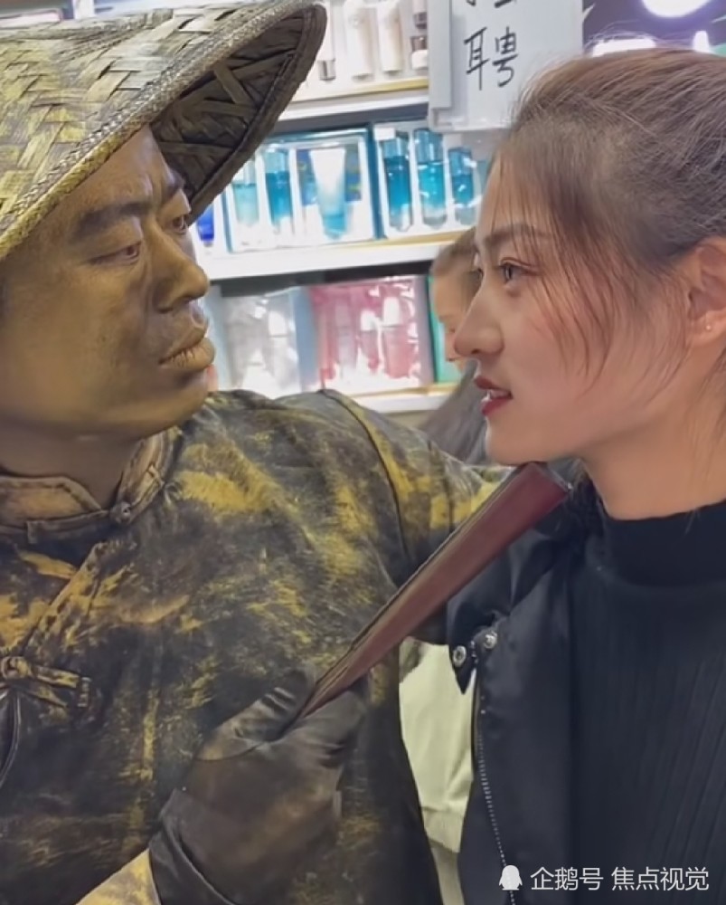 网红铜人眼晴十分钟不眨一下,漂亮姐姐竟送秋波"检验"真假