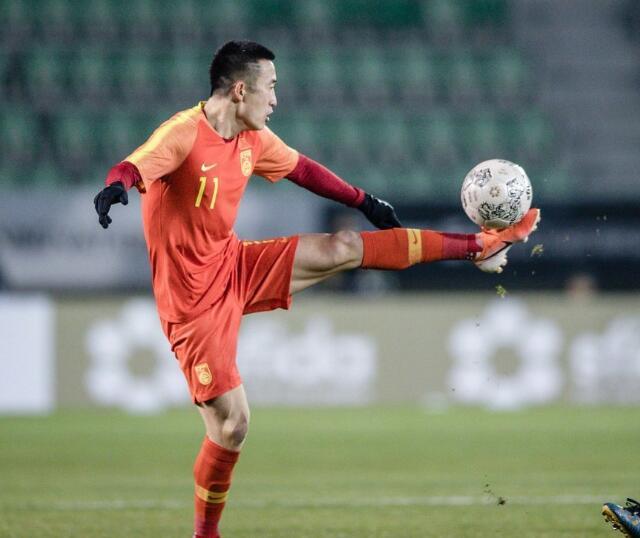 国足再现暴力犯规 姜至鹏飞踹对手头部 平均年龄大5岁仍被羞辱 腾讯新闻