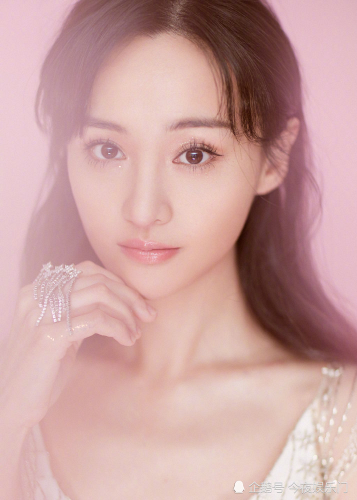 郑爽闪现马德里参加联合国大会,走向世界推动