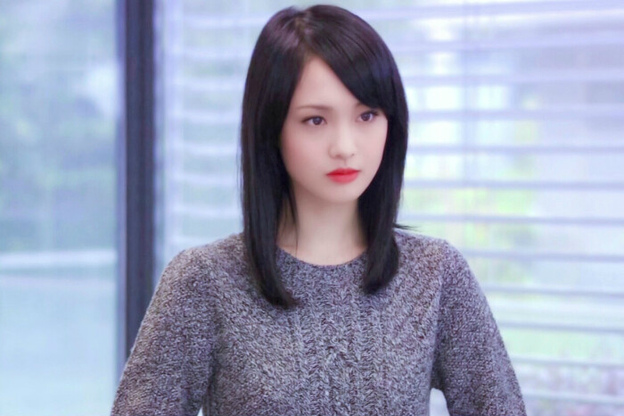 郑爽在剧中饰演了女主穆小妍以及姐姐方亦菲两个角色,记得当初拍这部