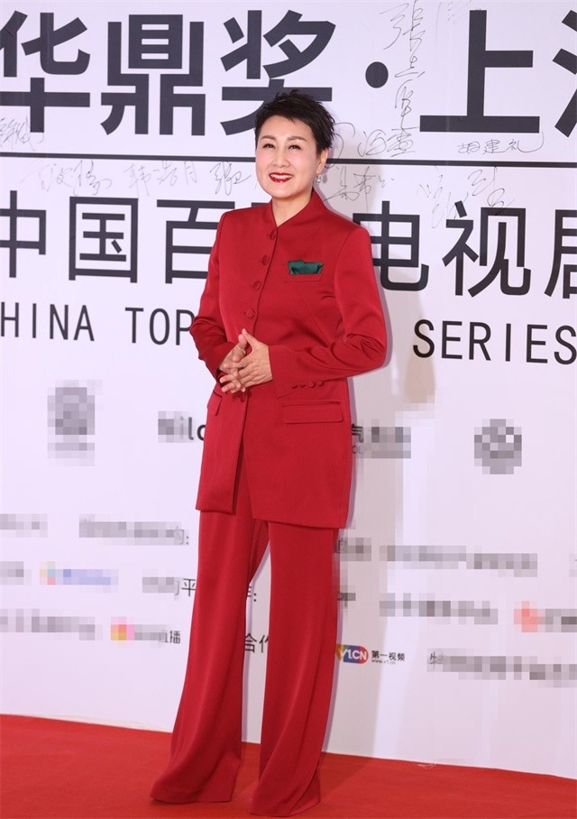 华鼎奖红毯:赵雅芝像蜡人,张馨予媲美宋祖儿,肖战缺席与奖无缘