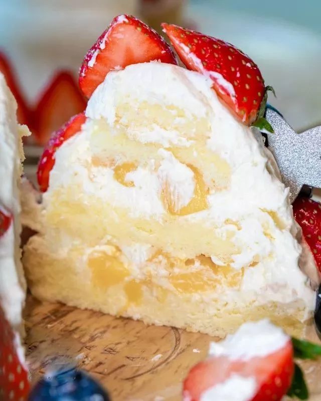 切开后中间是香甜的芒果和奶油海绵蛋糕,每一口都是恋爱的感jio