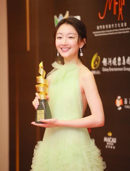 周冬雨获澳门影展最佳女主角,后台捧着奖杯乐开花