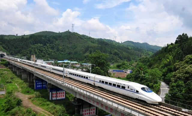 同时将在城口县设高铁站一座,高铁的到来会给这个偏远的小县城带来