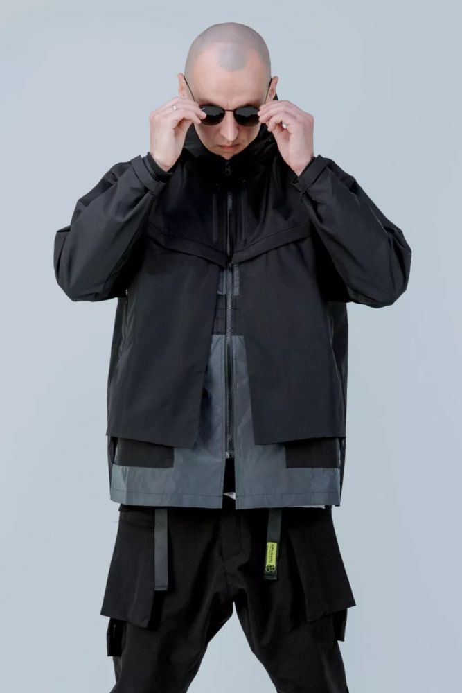 在2020 的未来世界,用赛博朋克拯救直男